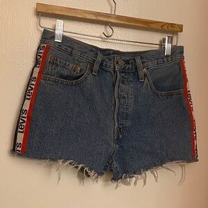 501 high rise button up Levi shorts size 27